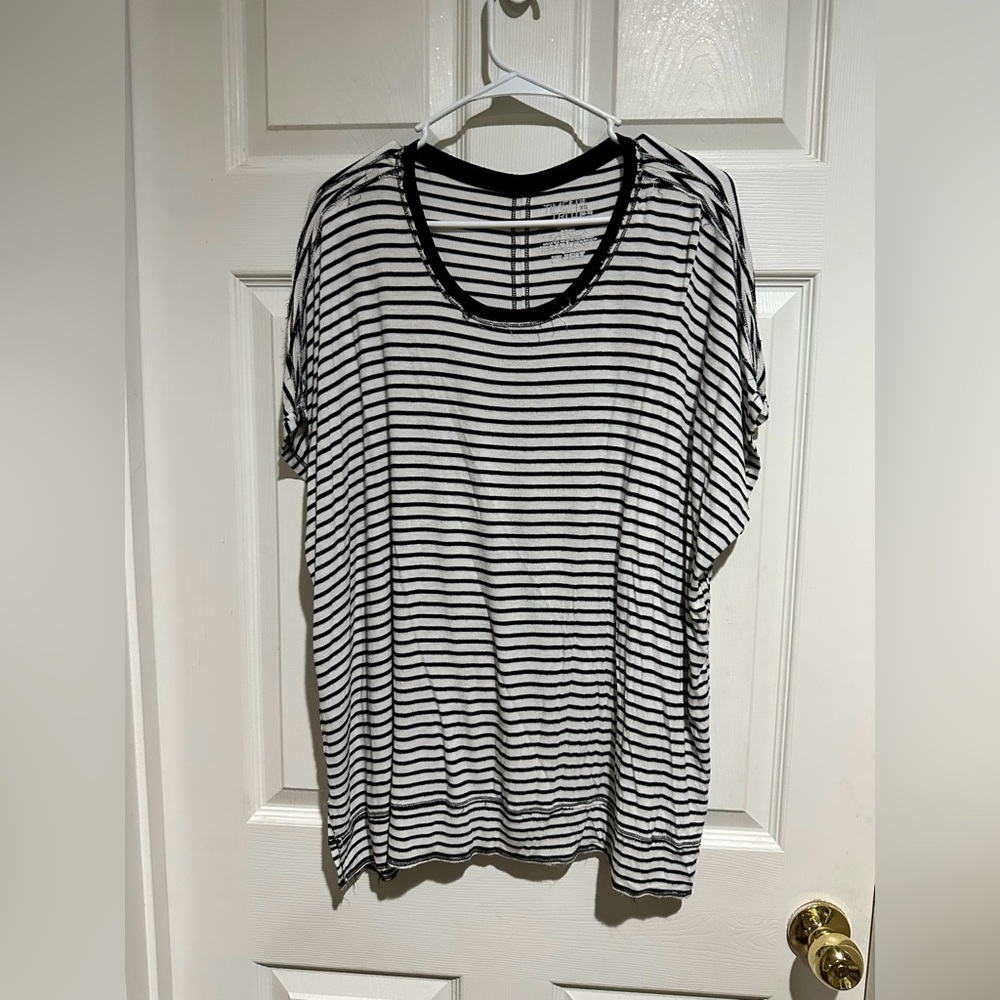 Distressed tee XL